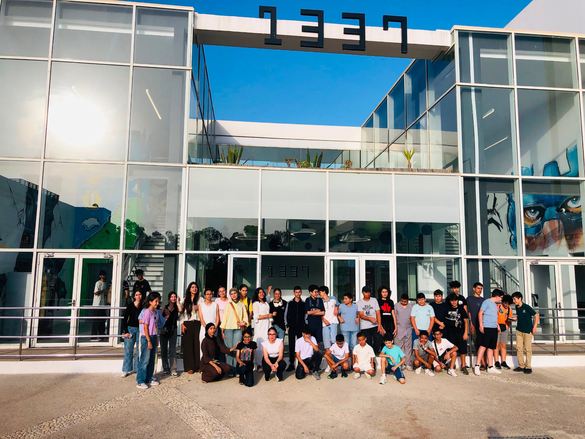 Groupe d'élèves de Safari Institute en visite devant le campus 1337 à Martil