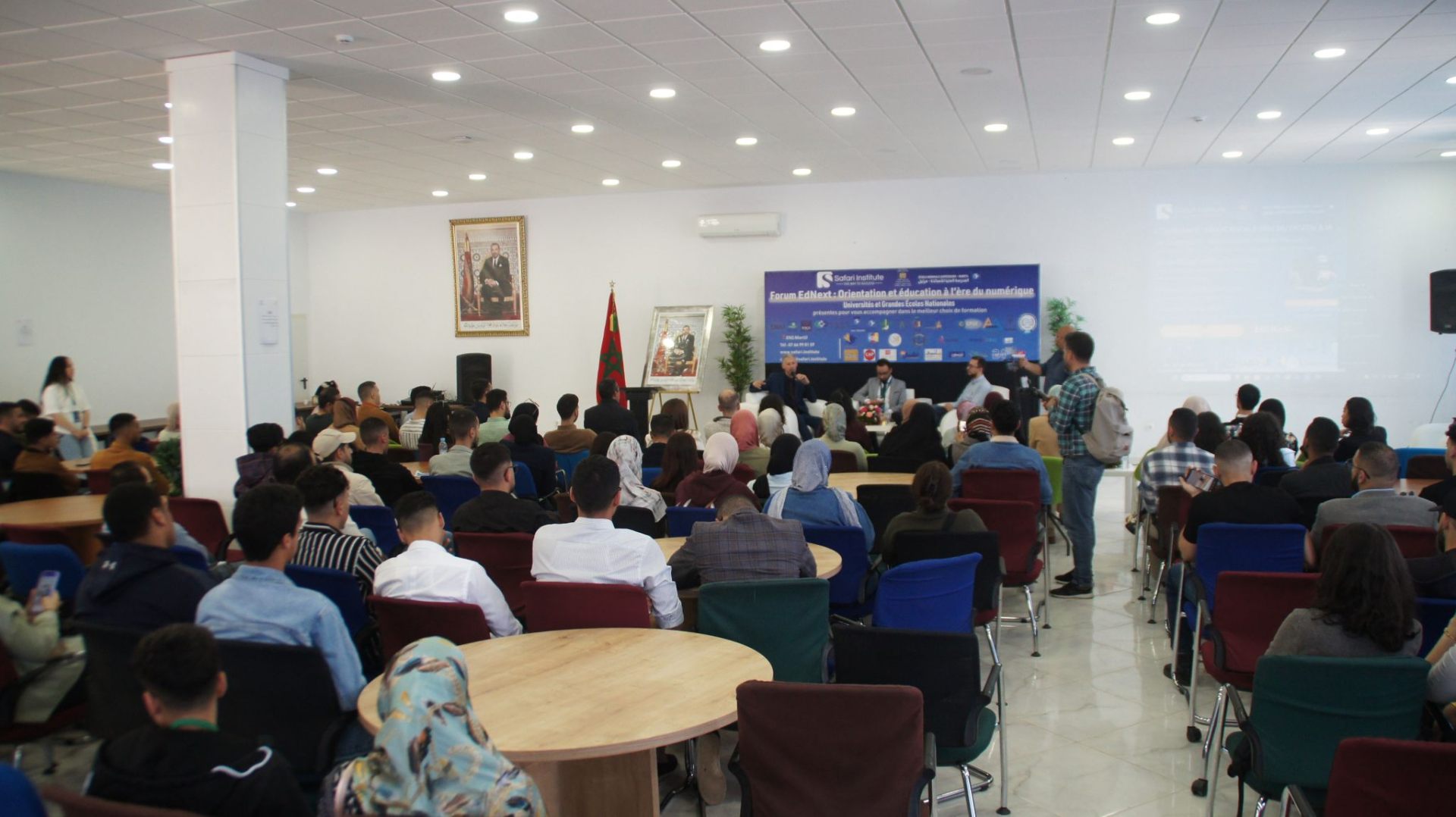 Salle de conférence remplie de participants
