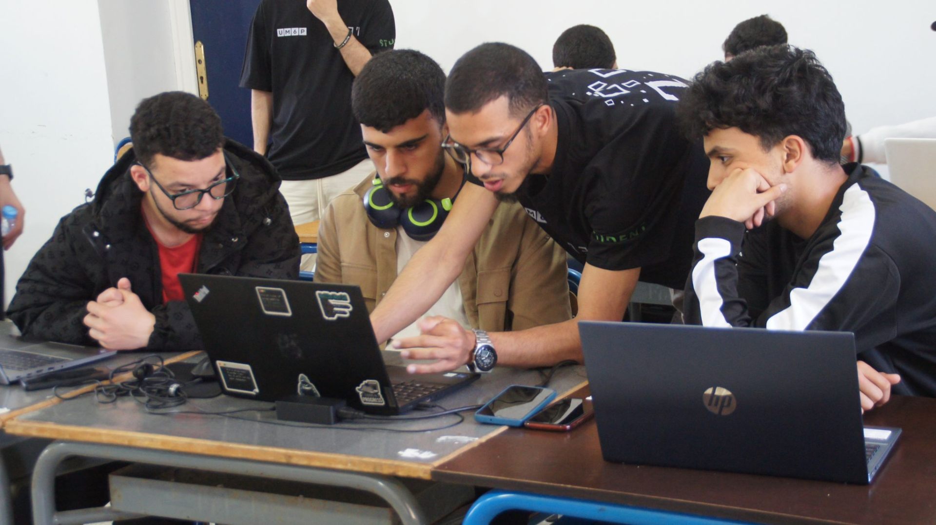 Étudiants pendant la compétition de programmation