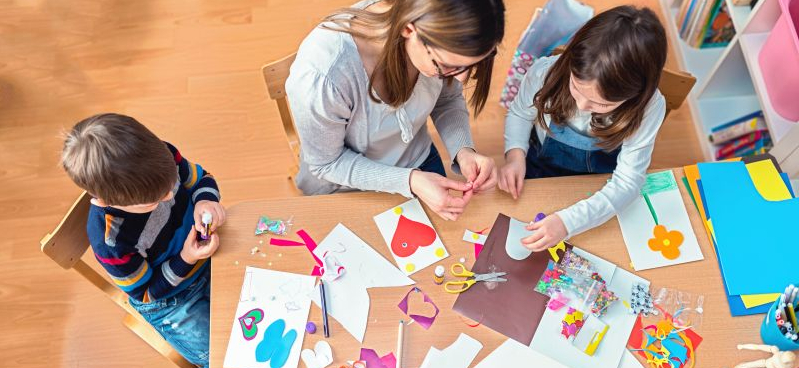 Enfant apprenant à programmer