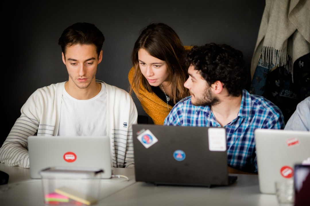 Adolescents travaillant sur un projet de développement