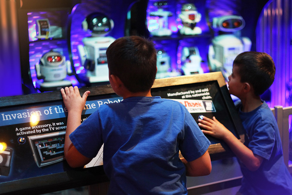 Enfants découvrant des robots dans un parc de loisirs